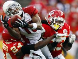 Brandon Flowers y Kendrick Lewis impidieron un pase para el conjunto de Arizona. AP  /