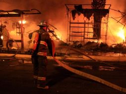 Al menos 200 puestos navideños fueron consumidos por el fuego, que fue controlado rápidamente por bomberos de la ciudad. EL INFORMADOR  /