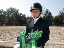 Ugryumova muestra las medallas que ganó durante el fin de semana en el Club Hípico Jalisciense. A. CAMACHO  /