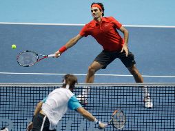 Roger Federer lució dominante ante el español David Ferrer, quien perdió por undécima ocasión ante el suizo. AP  /