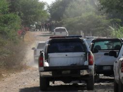 Agentes y vehículos de la Policía obstruyen el paso hacia el sitio donde falleció el oftalmólogo. AP  /