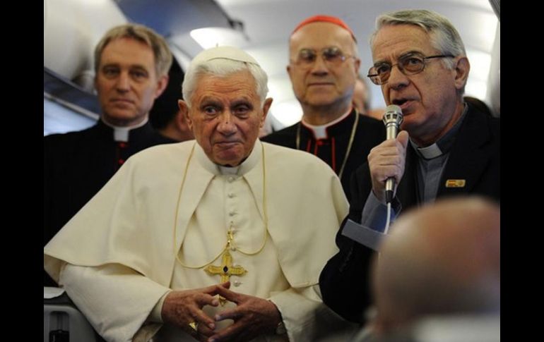 El jefe del Estado vaticano, Benedicto XVI, y el vocero de la Santa Sede, Federico Lombardi (derecha), a bordo del avión papal. AFP  /