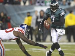 El liderazgo de Michael Vick (7) permitió a los Águilas seguir por el camino ganador. REUTERS  /
