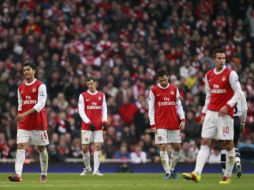 Los integrantes del Arsenal, al término del partido frente al Tottenham. AP  /