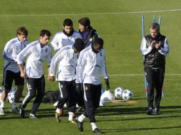 José Mourinho dirigiendo un entrenamiento del Real Madrid . AFP  /
