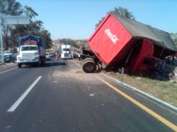 Aspecto del tráiler involucrado en el accidente carretero en que quedaran lesionadas seis personas. M. PATIÑO  /