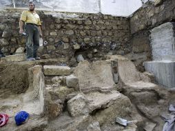 La imagen muestra a un arqueólogo trabajandao en el lugar del hallazgo. AFP  /