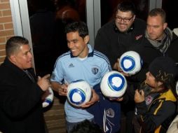 Omar Bravo desfiló con la playera de su nuevo club. ESPECIAL  /