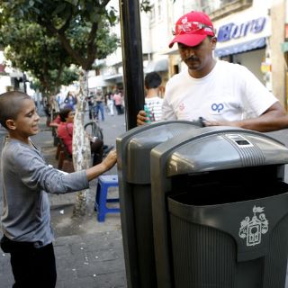 Inauguran las primeras mil papeleras en el Centro Histórico