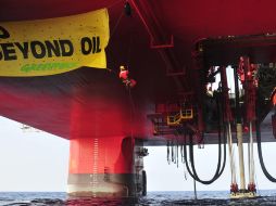 Miembros de Greenpeace durante su escalada a la plataforma petrolera PetroRig III, ubicada en el Golfo de México. EFE  /