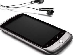El “Nexus One” intentaba competir con el iPhone de Apple.  ESPECIAL  /