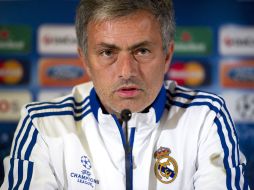 El técnico del Madrid habla durante la rueda de prensa previa al encuentro contra el Ajax. EFE  /