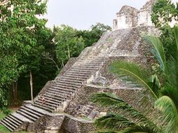 La ciudad maya de Dzibanché estuvo oculta bajo la selva indómita de Quintana Roo. ESPECIAL  /