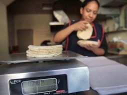 En expendios de tortillas de Jalisco ya se comienza a registrar un aumento de por lo menos un peso en el kilo del producto. S. NÚÑEZ  /