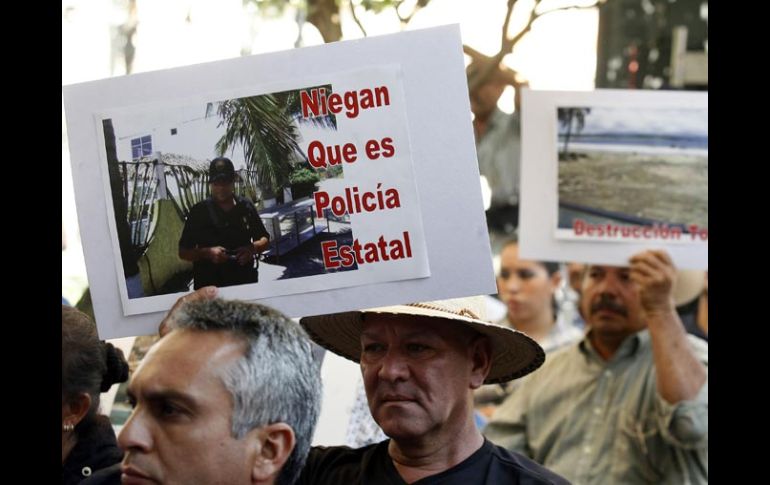 La mesa del diálogo para resolver el conflicto en Tenacatita, contó con pobladores que fueron desalojados. M. FREYRÍA  /