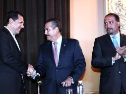 El titular de la CNDH entrega un reconocimiento al presidente del senado, Manlio Fabio Beltrones. EL UNIVERSAL  /