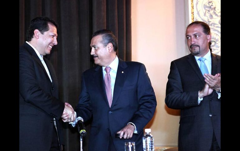 El titular de la CNDH entrega un reconocimiento al presidente del senado, Manlio Fabio Beltrones. EL UNIVERSAL  /