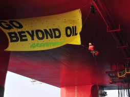 La agrupación ambientalista Greenpeace se manifestó en aguas del Golfo de México. EFE  /