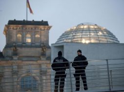 Policías resguardan la seguridad cerca del edificio del Reichstag. AP  /