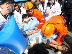 Varias personas ayudan a uno de los mineros rescatados a su salida de la mina de carbón  al Suroeste de China. EFE  /