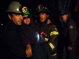 Rescatistas ayudan a una mujer a salir de la mina en la que 33 mujeres mantuvieron una huelga de hambre que terminó hoy. REUTERS  /