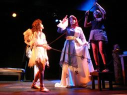 La puesta en escena alerta especialmente a los jóvenes en su lucha por sobrevivir en un sistema centralizado. ARCHIVO  /