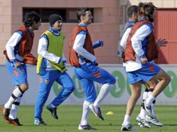 Los jugadores del Valencia se preparan para enfrentar su duelo de la Champions League. AP  /
