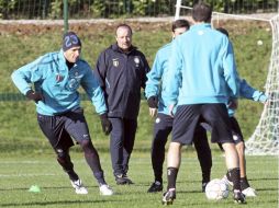 Rafael Benítez observando un entrenamiento de los jugadores del Inter de Milán. EFE  /