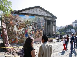 Enfrente del Teatro Degollado un muro caído del cielo sorprendió a los tapatíos. E PACHECO  /