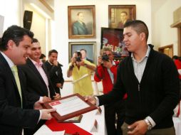 El arquero tapatío Juan René Serrano recibe el reconocimiento de manos de Jorge Aristóteles, alcalde de Guadalajara. E. PACHECO  /
