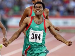 El maratonista mexiquense Juan Luis Barrios, fue la figura que iluminó la presentación del Maratón. MEXSPORT  /