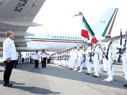 Honores al Presidente Felipe Calderón a su arribo al Aeropuerto de Manzanillo, Colima. NTX  /