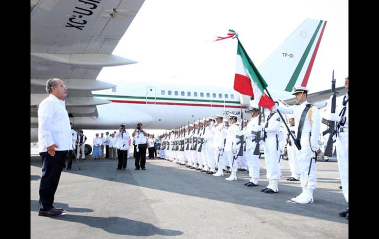 Honores al Presidente Felipe Calderón a su arribo al Aeropuerto de Manzanillo, Colima. NTX  /