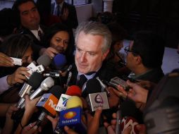 El panista Santiago Creel es rodeado por los medios de comunicación para que que informe sobre la sesión. EL UNIVERSAL  /