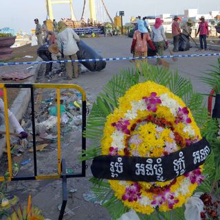 Miedo por hundimiento del puente es la causa de la estampida en Camboya