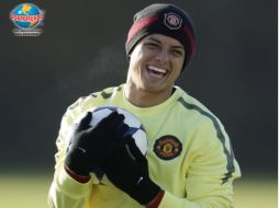 El jugador mexicano Javier 'Chicharito' Hernández se muestra muy contento durante un entrenamiento con el Manchester United. AP  /