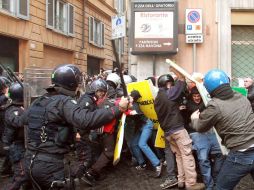 Estudiantes italianos se enfrentaron a la policìa durante una manifestación en contra de la reforma universitaria. EFE  /