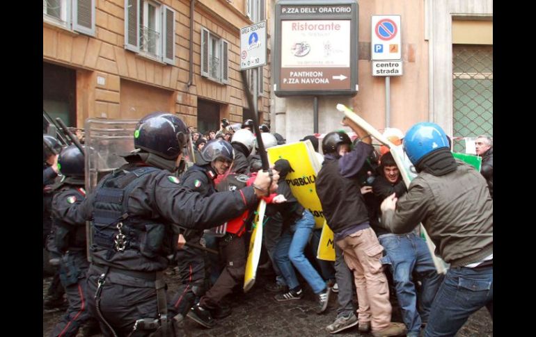 Estudiantes italianos se enfrentaron a la policìa durante una manifestación en contra de la reforma universitaria. EFE  /