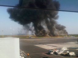 El fuego provocado por el desplome en el aeropuerto. Imagen de Twitter @estoysilvando  /