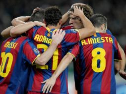 Los jugadores del Barcelona festejan su pase a los octavos de final. AP  /