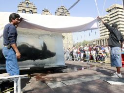 Esta marioneta gigante en el Centro Histórico, ha levantado gran curiosidad por encontrarse en un cubo de hielo. A. GARCÍA  /