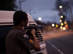 Un policía resguarda una zona cercana al conflicto. AP  /