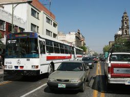 El transbordo del transporte público se interconecta en el Centro, por eso tantos camiones por Alcalde-16 de Septiembre. S. NÚÑEZ  /