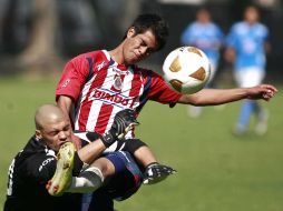 Acción entre el portero del Cruz Azul y el delantero de la Chivas en el partido de hoy en Verde Valle. E. PACHECO  /