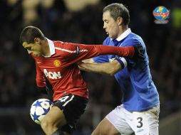 “Chicharito” Hernández es marcado por un zaguero del Glasgow Rangers. REUTERS  /