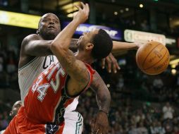 Shaquille O'Neal bloquea un tiro de Devin Harris. AFP  /