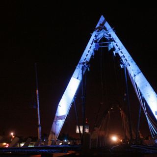 Prueban iluminación en el puente atirantado