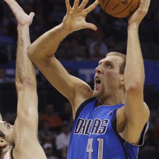 Nowitzki guía a Dallas a la victoria