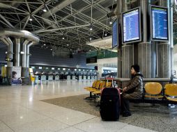 Una pasajera espera en la terminal de salidas del Aeropuerto de Lisboa. EFE  /