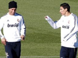 Sergio Ramos charlando con Di María mientras entrenan. EFE  /